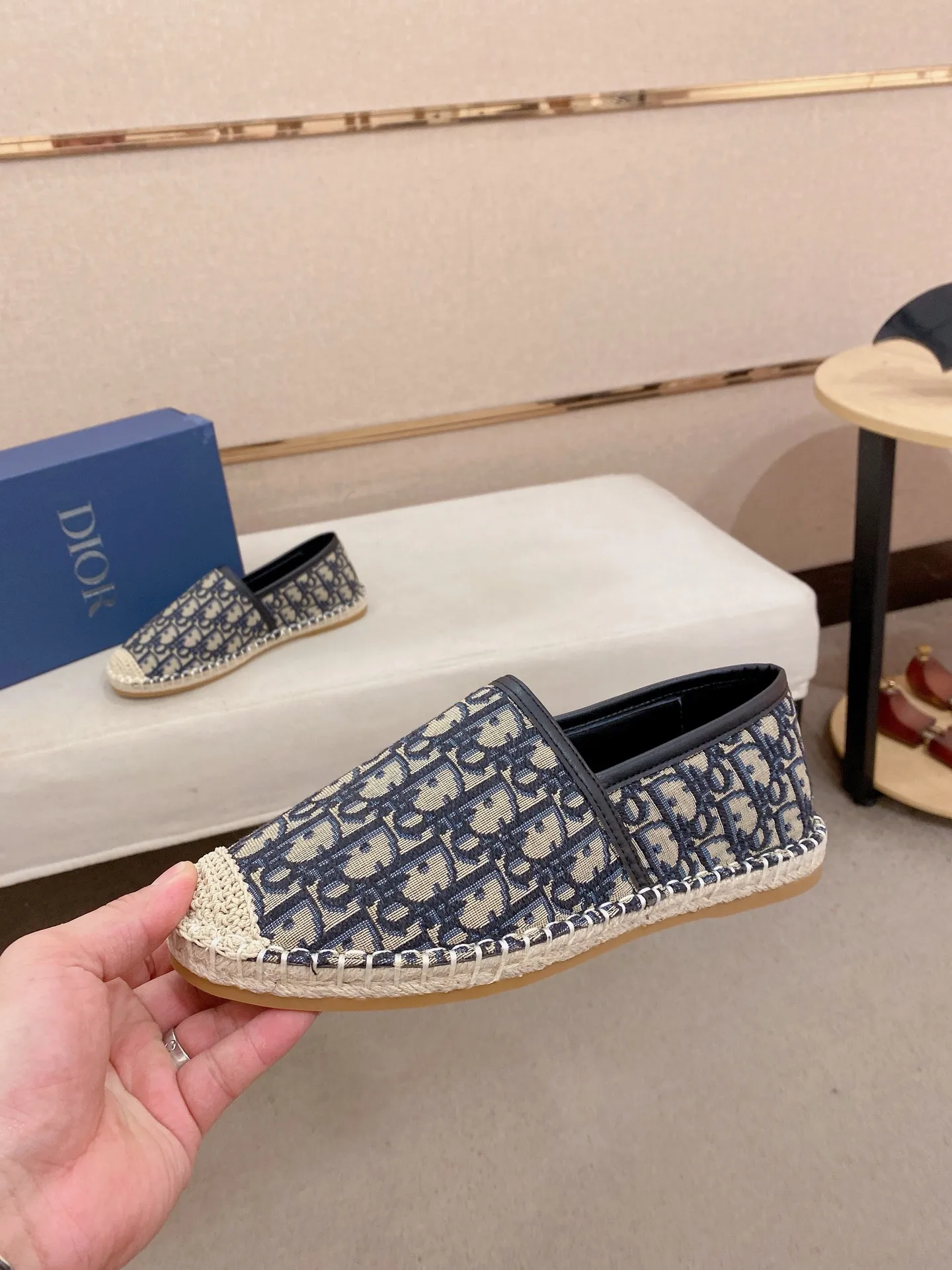 Factory price: 400💰High quality [Dior·Dior] 💫Men's latest slip-on Loaf casual shoes ✔️The original version is available at the counter simultaneously. 1:1 replica🏍️Fabrics: Italian imported fabrics, pure hand-drawn threads, raw rubber breathable and non-slip outsole, lining breathable and comfortable lambskin, 100% comfortable density, original rubber outsole wear-resistant ✔️Code number: 38-44, you deserve it, (Note: 37, 45, 46 can be customized, non-refundable and non-exchangeable)
